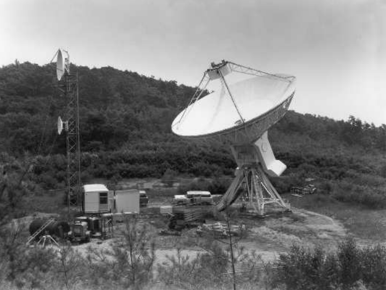 Radiotelescopio, de aspecto parecido a una antena parabólica, de 13 metros de ancho.