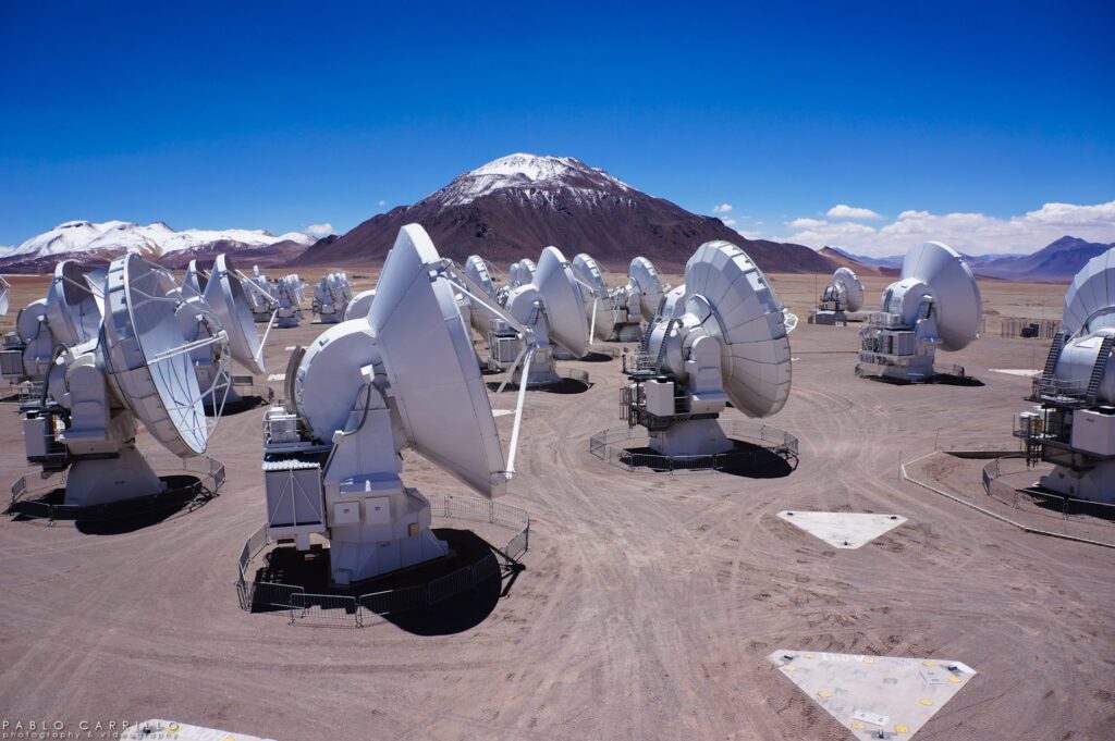 Instalación ALMA, con decenas de radiotelescopios en una llanura desértica.