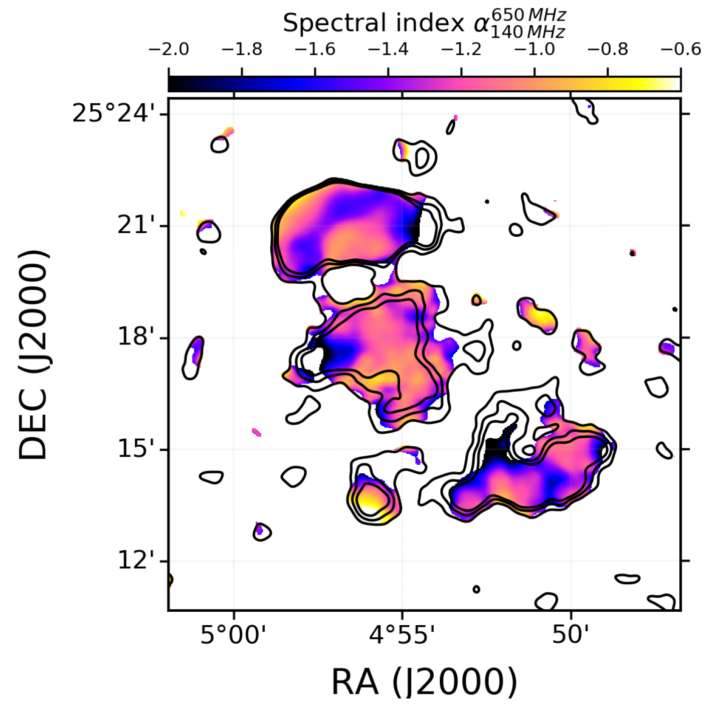 En la imagen se identifican tres regiones claras, el halo central y las dos reliquias al norte y al sur. Estas regiones están coloreadas atendiendo a su índice espectral y también se muestran los contornos de emisión de radio.