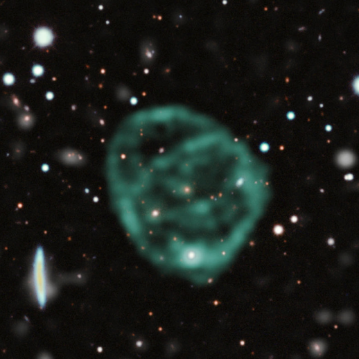 Una estructura en forma de anillo doble que rodea una galaxia.