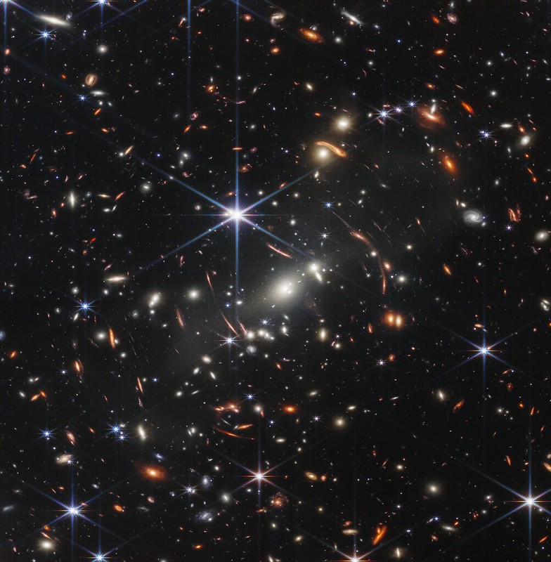 Cúmulos de galaxias bajo la lupa: determinando la distribución de materia oscura usando lentes gravitacionales